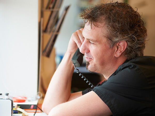 Mike geeft strategisch advies over de telefoon